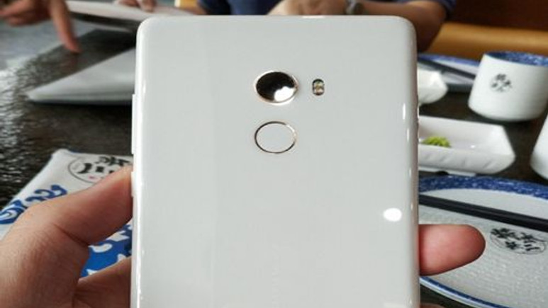 Xiaomi Mi Mix 2'in beyaz seramik sürümü oldukça etkileyci