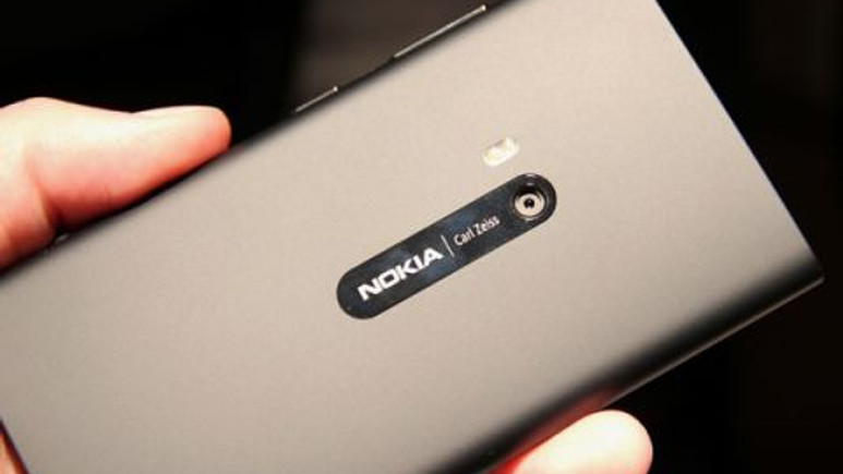 Nokia Lumia 920 ateş aldı, ama hala çalışıyor
