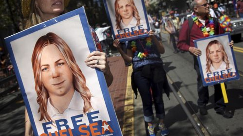 Obama, gizli belgeleri sızdıran Chelsea Manning'i affetti!