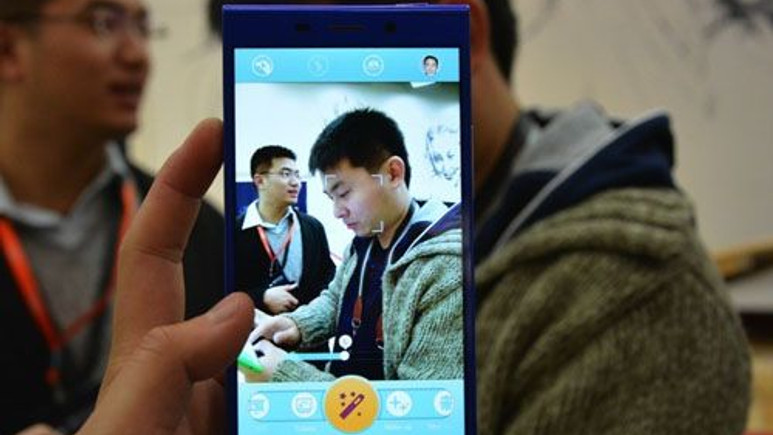 Dünyanın en harika akıllı telefonuna yakından bakın!