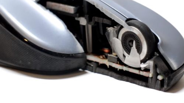 Su Jetiyle Ortadan İkiye Bölünen Mouse'un İçi Nasıl Görünür?