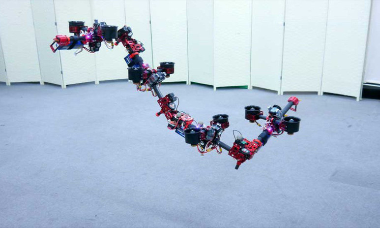 Uçan robot görenleri şaşırtıyor!