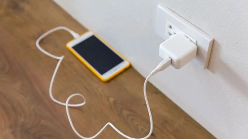 Herkesi ilgilendiriyor! Telefonu şarj olurken kullanmak zararlı mı? - Resim: 1