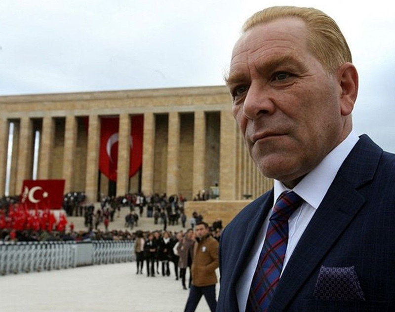 Atatürk'e benzeyen Göksel Kaya eşi tarafından dövüldü - Resim: 1