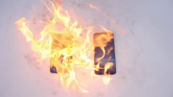 Apple'ın bombası iPhone X ve Samsung'un Galaxy S8 Plus'ı alev alev yandı - Page 4