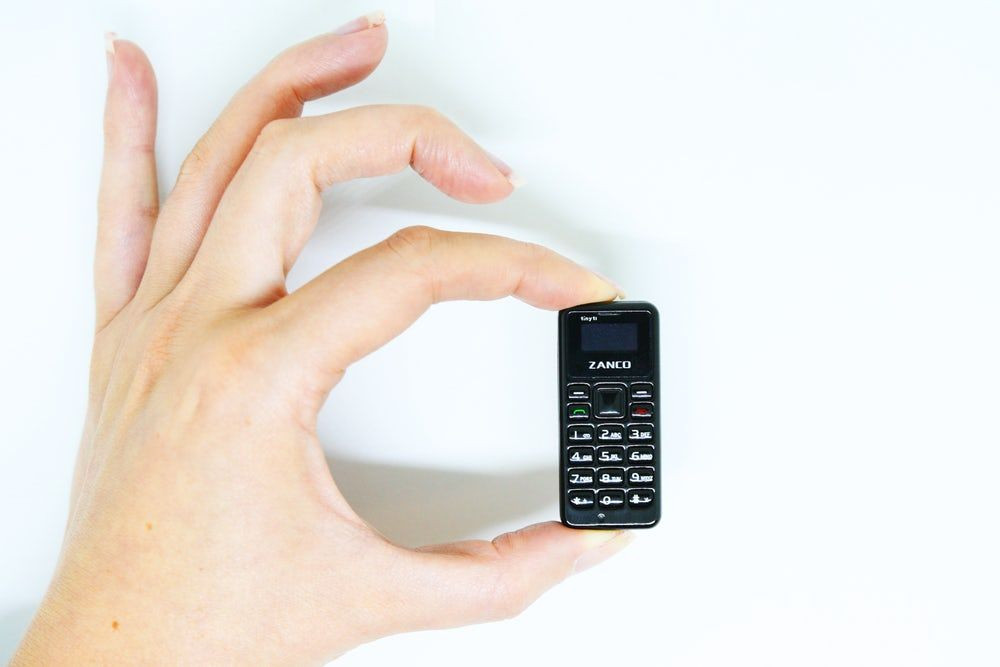 Dünyanın en küçük telefonu Tıny t1'in tüm resmi görüntüleri - Page 1