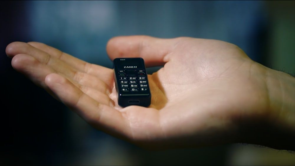 Dünyanın en küçük telefonu Tıny t1'in tüm resmi görüntüleri - Page 3