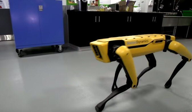 Bir robot başka bir robotun dışarı çıkmasına yardım etti - Page 2