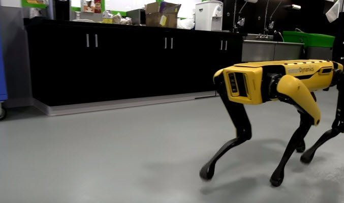 Bir robot başka bir robotun dışarı çıkmasına yardım etti - Page 1