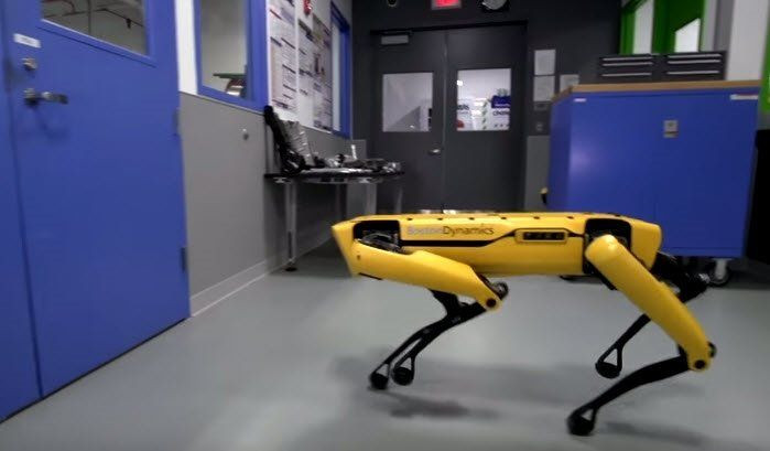 Bir robot başka bir robotun dışarı çıkmasına yardım etti - Page 4
