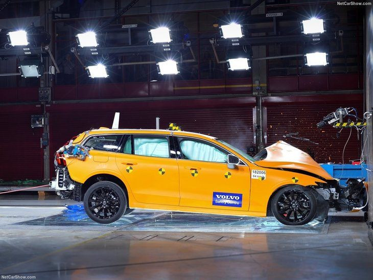Volvo'nun yeni modeli V60 gün yüzüne çıktı - Page 2