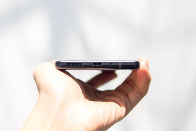 Sharp Aquos S3 resmi görüntüleri - Page 4