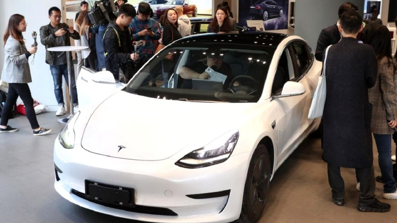 Tesla'nın Çin'de ürettiği ilk otomobilleri üretim bandından çıktı!