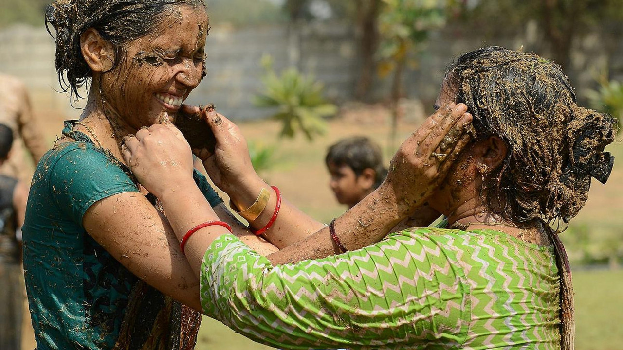 Hindistan'da boktan festival! Birbirlerine dışkı attılar