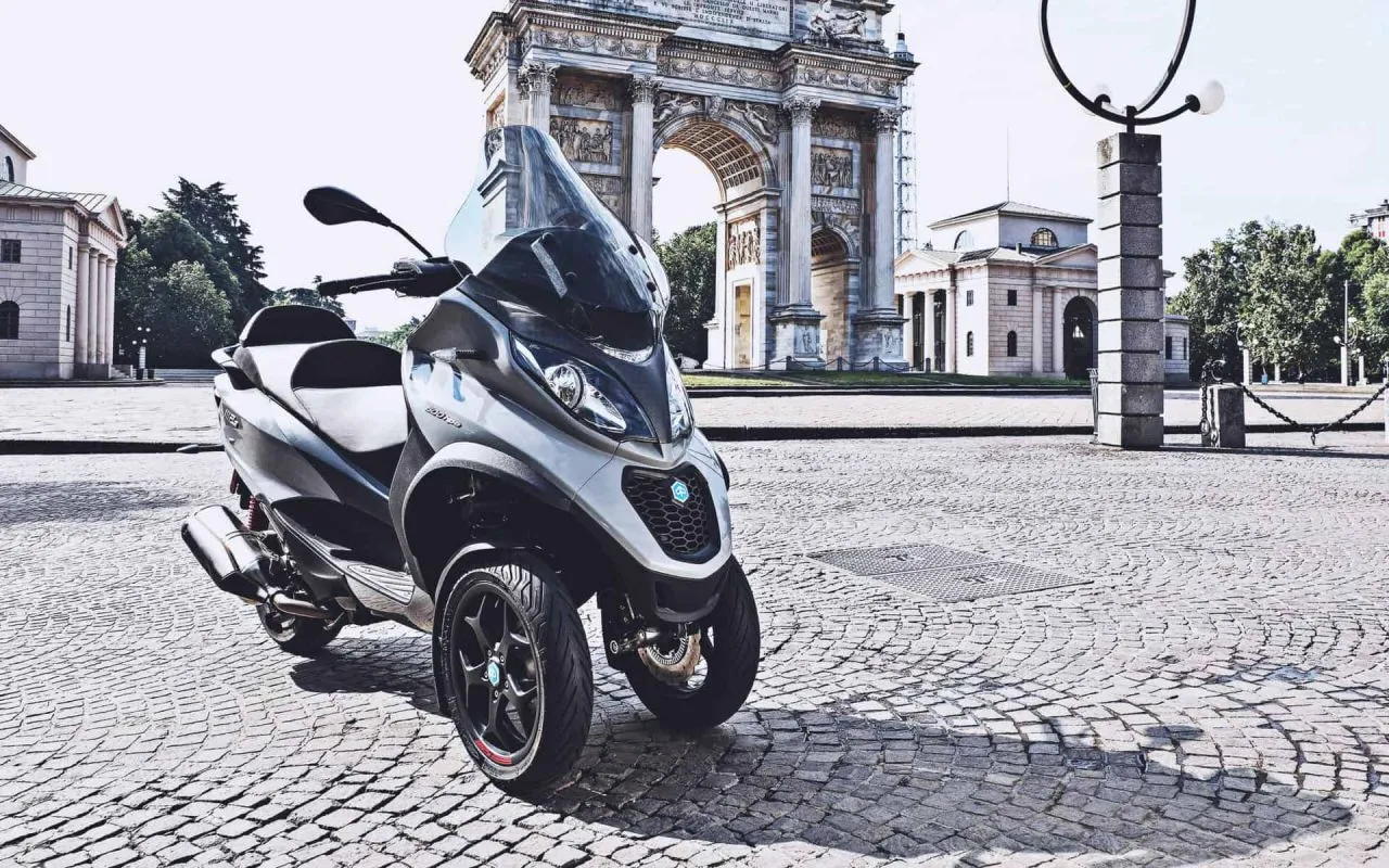 piaggio-mp3-500-scaled-SfzH.jpg.webp