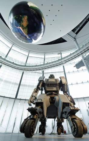 3.7 metre boyunda ve 4 ton ağırlığa sahip bir dev robot. - Page 3