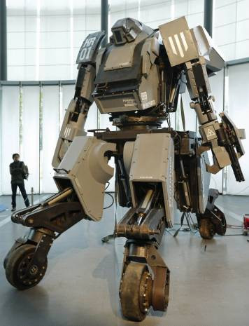 3.7 metre boyunda ve 4 ton ağırlığa sahip bir dev robot. - Page 4