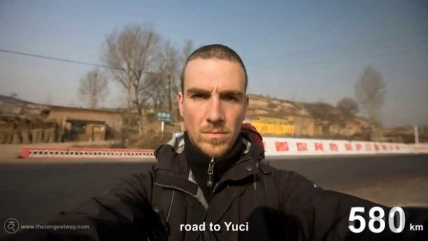 4700 km yürüyüp Çin'i gezen adam - Page 1