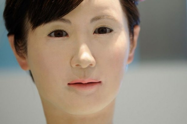 Aiko Chihira isimli robot, danışma bölümünde insanları karşılıyor - Page 1