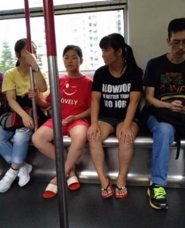 Anlamını bilmeden İngilizce tshirt giyip rezil olan 18 insan - Page 1