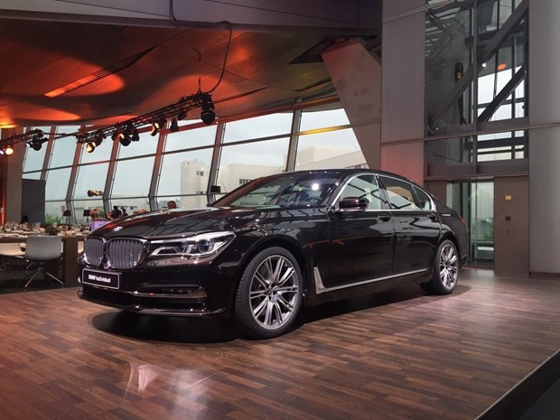 BMW 7 Serisi yeni yüzünü gösterdi - Page 3