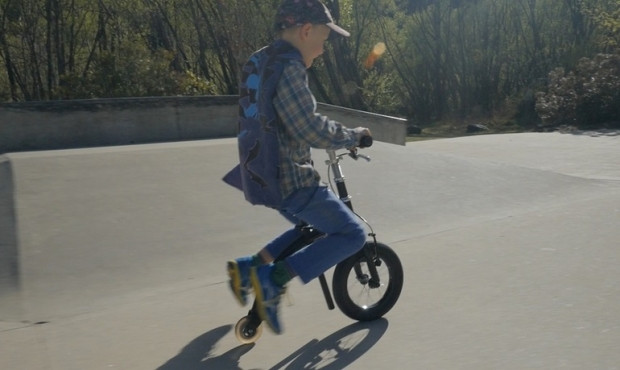Bu bisikletin pedalı yok motor yok bacak gücüyle ilerliyor - Page 1