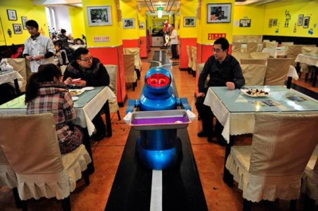 Bu restoranda herşeyi robotlar yapıyor - Page 2