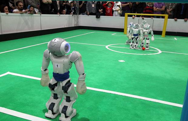 Bu robotlar futbol oynuyor! - Page 1