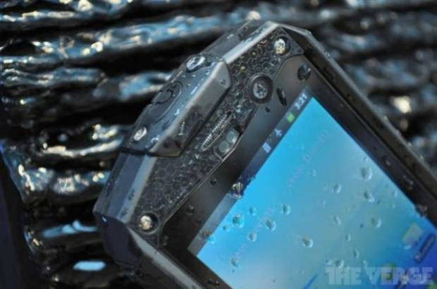 CAT'ten (Caterpillar) inanılmaz dayanıklı, makina benzeri Akıllı Telefon - Page 4