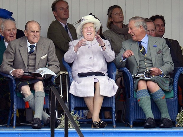 Donald Trump İngiltere Kraliçesi Elizabeth'e dönüştü - Page 1