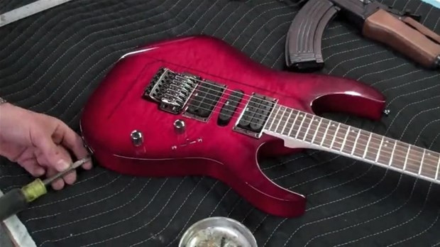 Eski gitardan AK-47 yaptı - Page 1