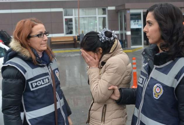 Facebook'u fuhuş için kullanan çete yakalandı! - Page 1