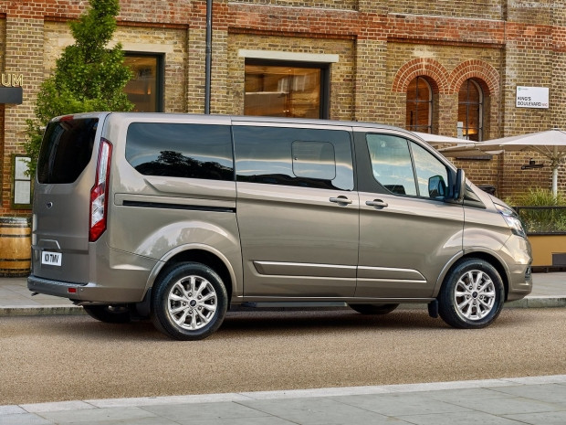 Ford Tourneo Custom 2018 - Page 1