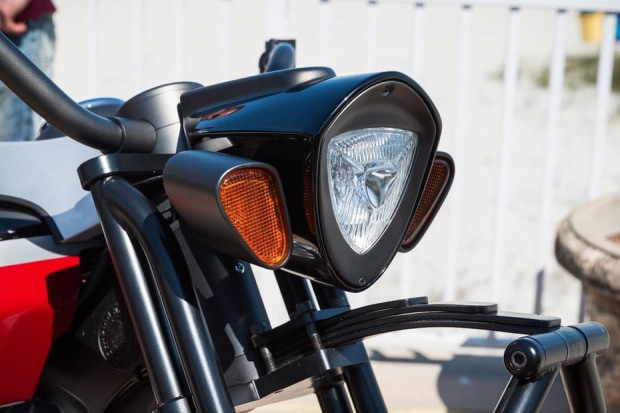 Frontier 111 A özel yapım tanklı motorsiklet - Page 3
