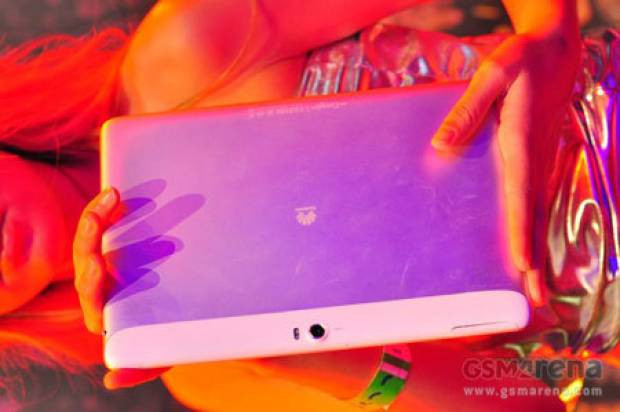 Huawei'den 4 çekirdekli tablet, MediPad FHD 10 - Page 1