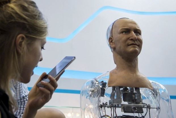 İnsansı robot mimik yapabiliyor - Page 2