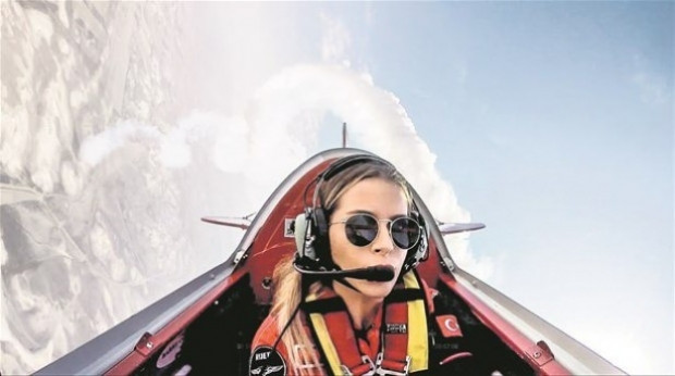 İşte ilk kadın akrobasi pilotu - Page 1