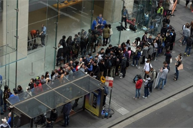 İşte metrelerce uzayan iPhone 6 kuyrukları! - Page 1