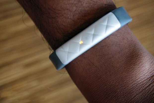 Jawbone'un egzersiz takip cihazı Up3 - Page 1