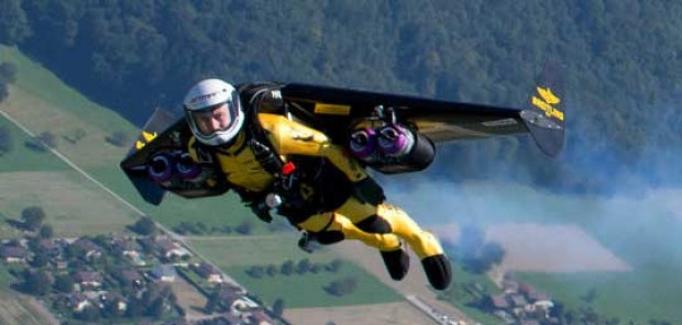 Jet motorlu kanatlarla Dubai'de uçan ilk insan - Page 2