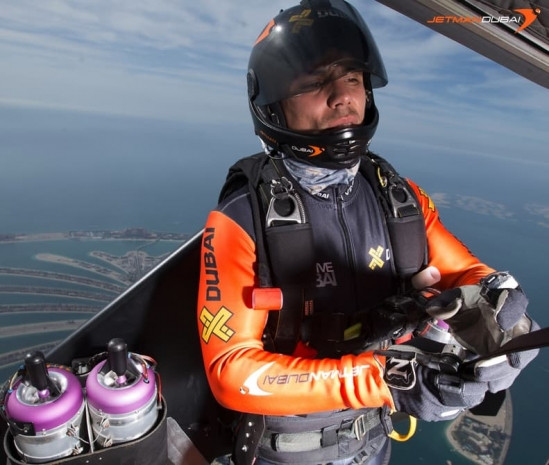 Jet motorlu kanatlarla Dubai'de uçan ilk insan - Page 4