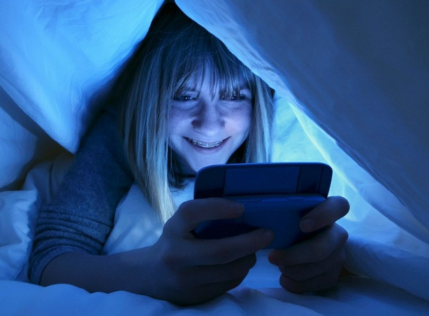 Karanlıkta telefon kullanmak körlük yapıyor - Page 2