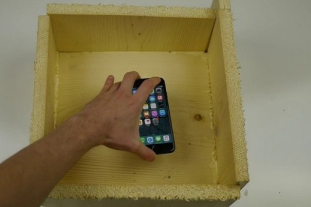 Kırmızı iPhone 7'ye uygulanan sıra dışı dayanıklılık testi - Page 1
