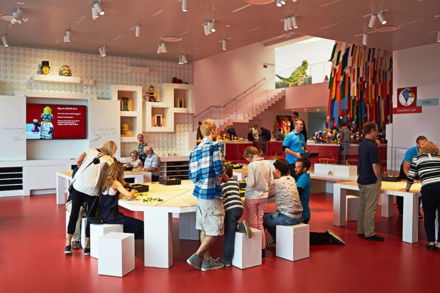 Lego Evi, büyük boy Lego tuğlalarından inşa edildi! - Page 1