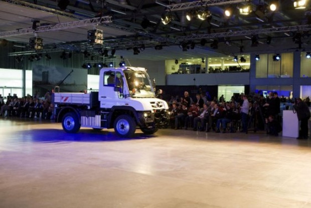 Mercedes 3 devi tanıttı Unimog ve Econic ailesi - Page 1