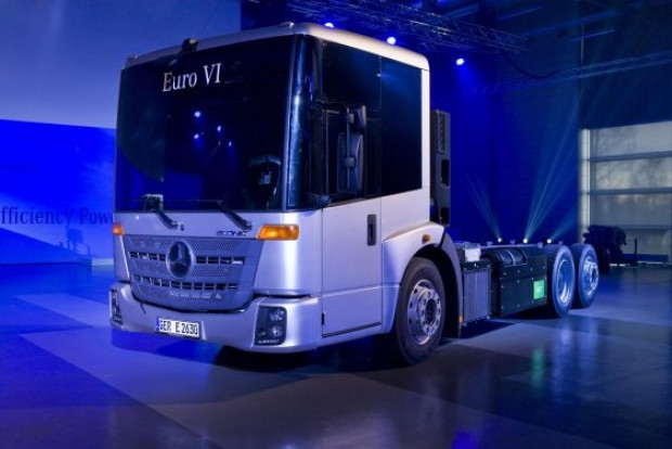Mercedes 3 devi tanıttı Unimog ve Econic ailesi - Page 4