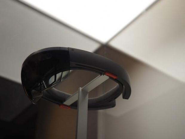 Microsoft HoloLens'i tanıttı - Page 3
