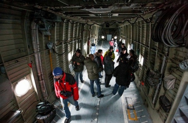 Mil Mi-26 bir İtfaiye aracını rahatlıkla taşıyor! - Page 1