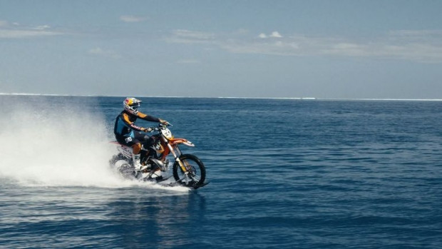 Motosiklet ile dalgalarda sörf yaptı! - Page 4