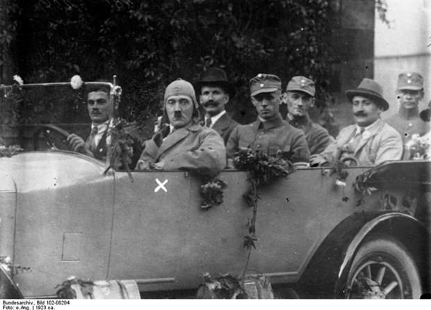 Nazi lideri Hitler'in ilk kez yayınlanan fotoğraf albümü - Page 1